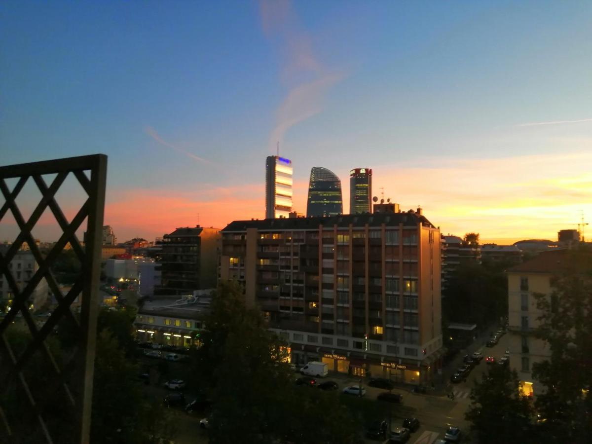 Light Charme Apartment Milan Bagian luar foto