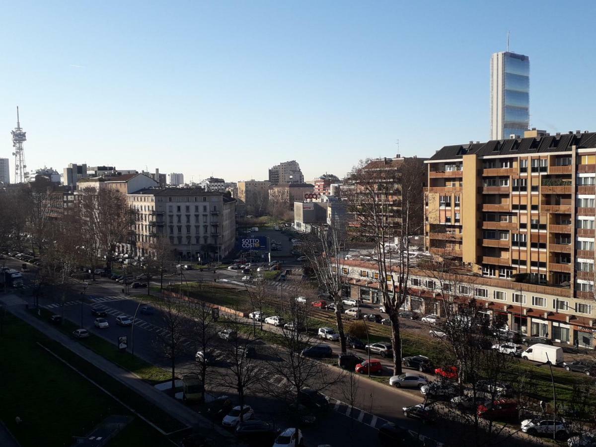 Light Charme Apartment Milan Bagian luar foto